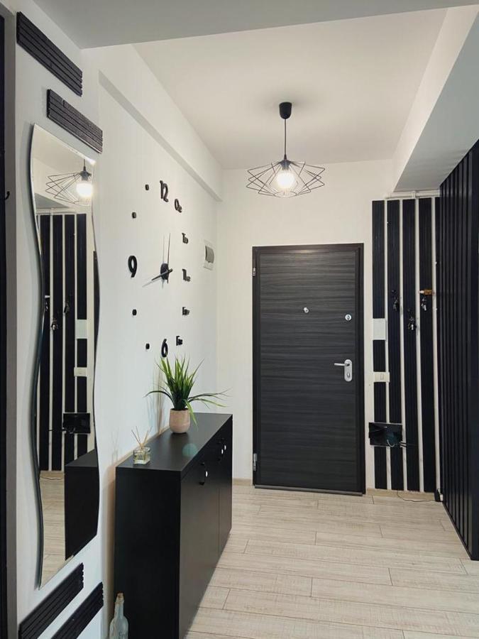 Апартаменты Peacock Apartament- Stefan Building Нэводари Экстерьер фото