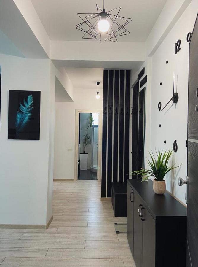 Апартаменты Peacock Apartament- Stefan Building Нэводари Экстерьер фото